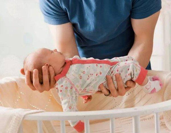聽信育兒偏方！阿嬤給孫子剃「滿月頭」　結果寶寶「頭髮再沒長出來」醫生怒斥：根本胡鬧 