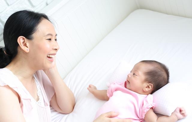 聽信育兒偏方！阿嬤給孫子剃「滿月頭」　結果寶寶「頭髮再沒長出來」醫生怒斥：根本胡鬧 