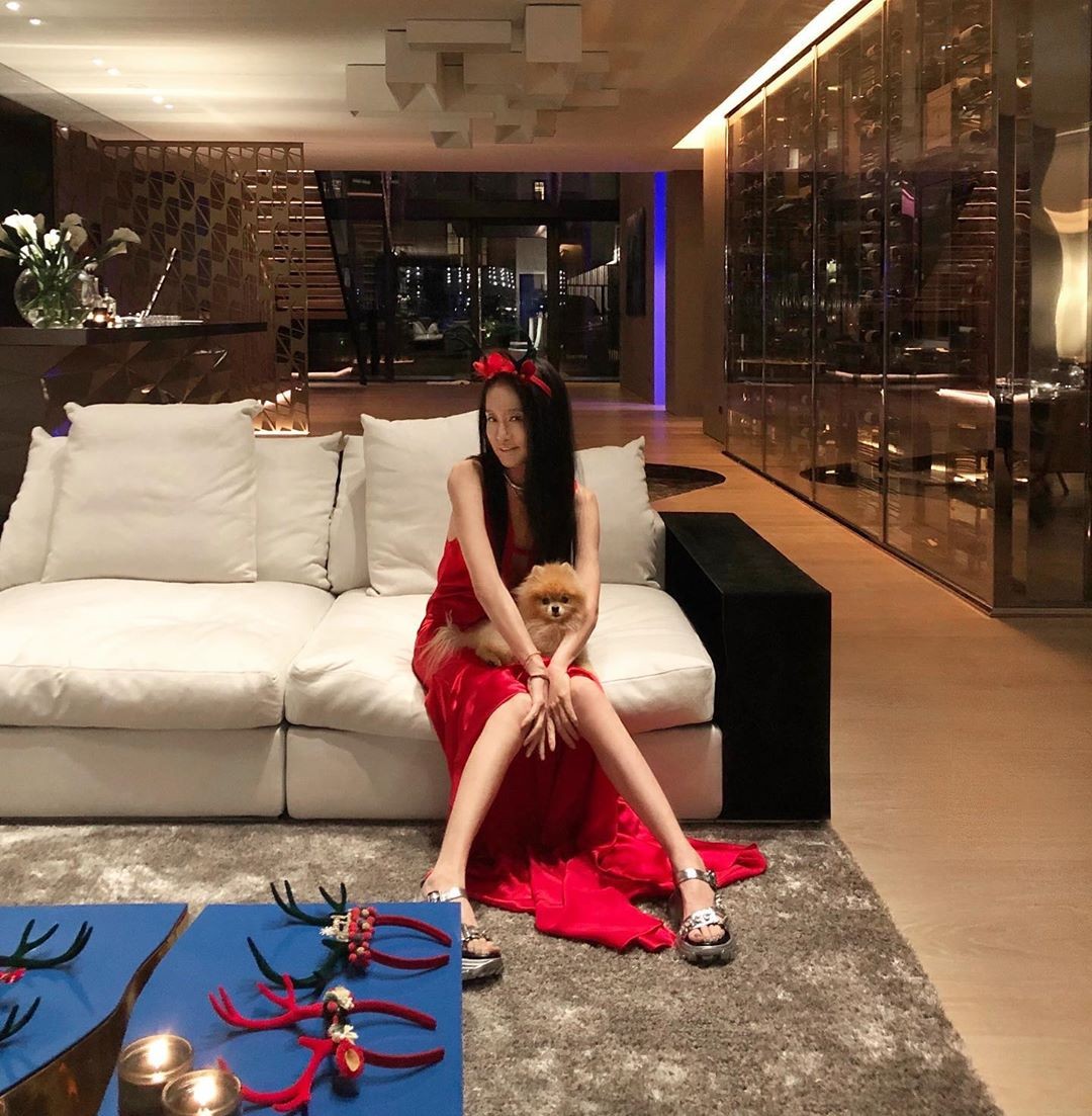 她71歲了你敢信？婚紗女王王薇薇「全世界搶著穿她的婚紗」　近照「逆天美腿+馬甲線」驚豔全球：是17歲吧