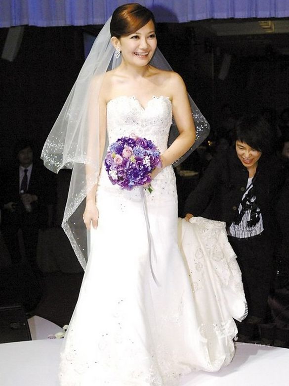 她71歲了你敢信？婚紗女王王薇薇「全世界搶著穿她的婚紗」　近照「逆天美腿+馬甲線」驚豔全球：是17歲吧