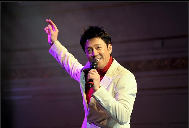 眼睛總是淚水！男星曾遭抨擊想不開「母溫情喊話」走出陰霾　媽媽晚年失智「願用10年壽命換1年清醒」