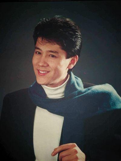 眼睛總是淚水！男星曾遭抨擊想不開「母溫情喊話」走出陰霾　媽媽晚年失智「願用10年壽命換1年清醒」