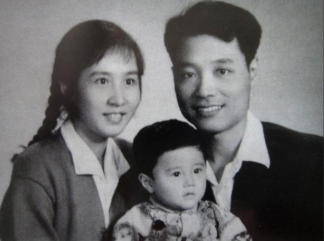 眼睛總是淚水！男星曾遭抨擊想不開「母溫情喊話」走出陰霾　媽媽晚年失智「願用10年壽命換1年清醒」