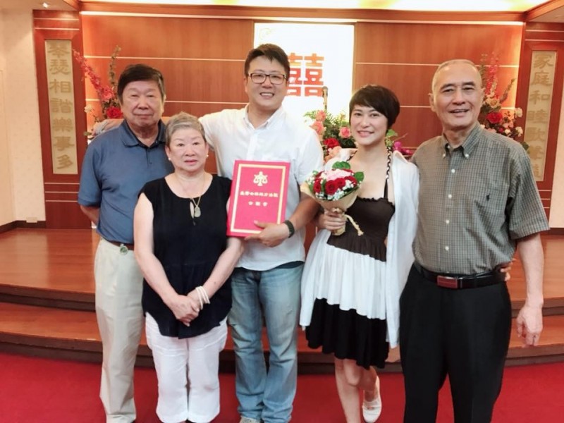 交往一個月閃婚！黑道爸爸嫁女兒「大小聘通通不收」　章家瑄笑曝爸爸心裡話：「感覺被賣了」