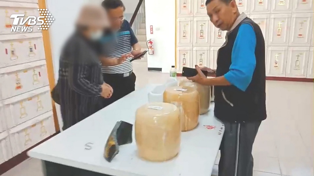 地牛突然翻身！台東「12骨灰罈震落」撒滿一地　家屬到場淚問「為何沒上鎖」鎮公所回應了