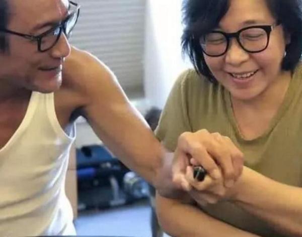 愛妻被嫌配不上！梁家輝霸氣反擊：「我太太是最完美的女人」　奉勸天下男人「婚姻是一生一世的事」