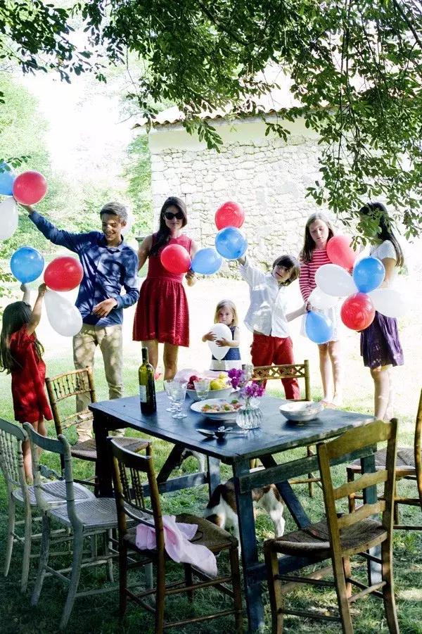 被稱「年輕版的塔莎阿嬤」！ 40歲的她養著8個孩子14條狗，自給自足「活出女人嚮往的精緻模樣」