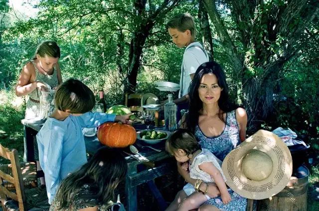 被稱「年輕版的塔莎阿嬤」！ 40歲的她養著8個孩子14條狗，自給自足「活出女人嚮往的精緻模樣」