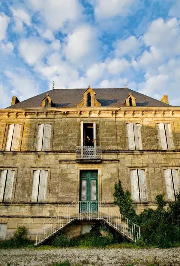 被稱「年輕版的塔莎阿嬤」！ 40歲的她養著8個孩子14條狗，自給自足「活出女人嚮往的精緻模樣」