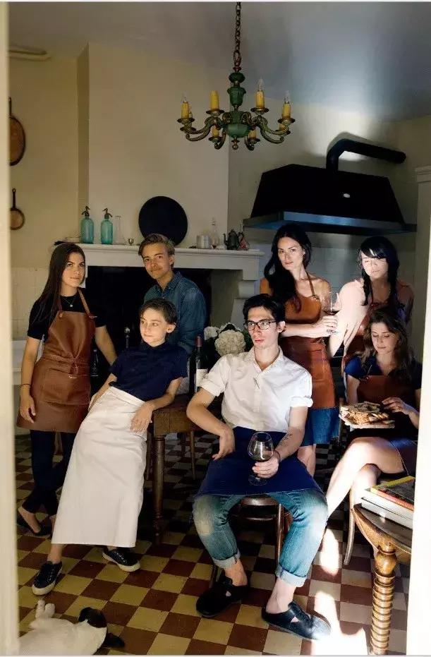 被稱「年輕版的塔莎阿嬤」！ 40歲的她養著8個孩子14條狗，自給自足「活出女人嚮往的精緻模樣」