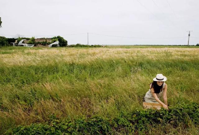 被稱「年輕版的塔莎阿嬤」！ 40歲的她養著8個孩子14條狗，自給自足「活出女人嚮往的精緻模樣」