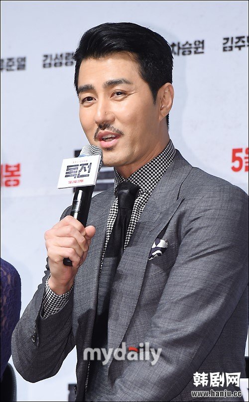 22歲為愛私奔！最帥大叔「娶大4歲女友」 兒屢犯大錯他一肩全扛　 養了28年卻承認「不是親生的」  