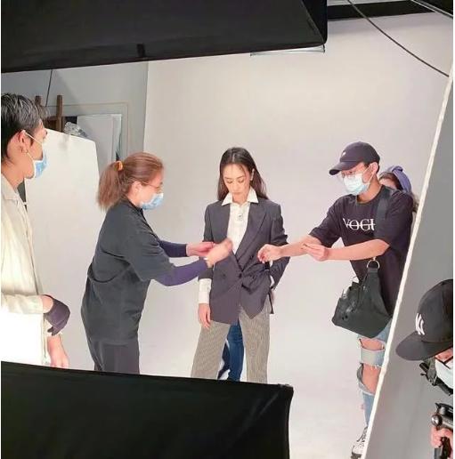 5年生3胎身材依舊！44歲關穎為母親節「穿黃色長裙拍片」名媛氣息濃，「換上西裝」秒變霸道女總裁