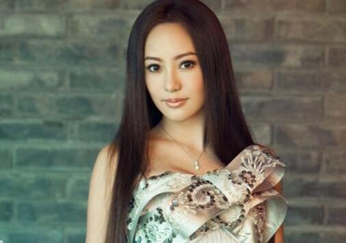 5年生3胎身材依舊！44歲關穎為母親節「穿黃色長裙拍片」名媛氣息濃，「換上西裝」秒變霸道女總裁