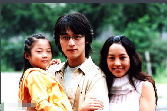 5年生3胎身材依舊！44歲關穎為母親節「穿黃色長裙拍片」名媛氣息濃，「換上西裝」秒變霸道女總裁