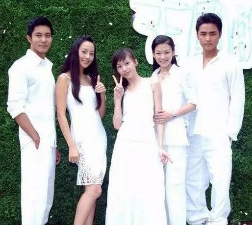 5年生3胎身材依舊！44歲關穎為母親節「穿黃色長裙拍片」名媛氣息濃，「換上西裝」秒變霸道女總裁