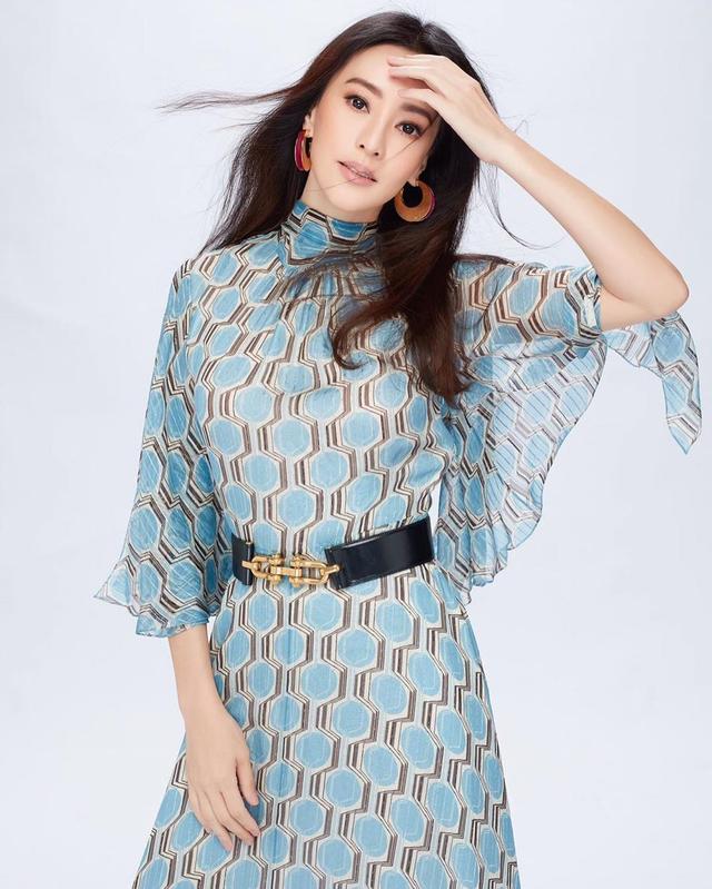 5年生3胎身材依舊！44歲關穎為母親節「穿黃色長裙拍片」名媛氣息濃，「換上西裝」秒變霸道女總裁