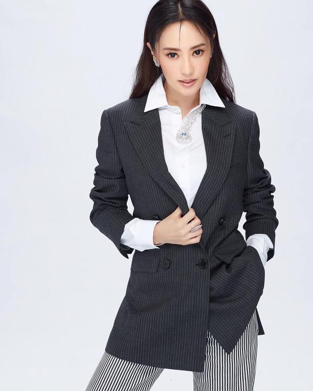 5年生3胎身材依舊！44歲關穎為母親節「穿黃色長裙拍片」名媛氣息濃，「換上西裝」秒變霸道女總裁