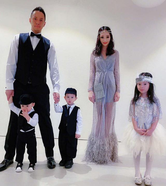 5年生3胎身材依舊！44歲關穎為母親節「穿黃色長裙拍片」名媛氣息濃，「換上西裝」秒變霸道女總裁