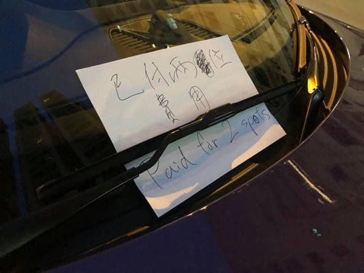 有錢最大？千萬保時捷「獨佔2車位」不給別人停　網友發現字條「反讚超貼心」：他在保護大家