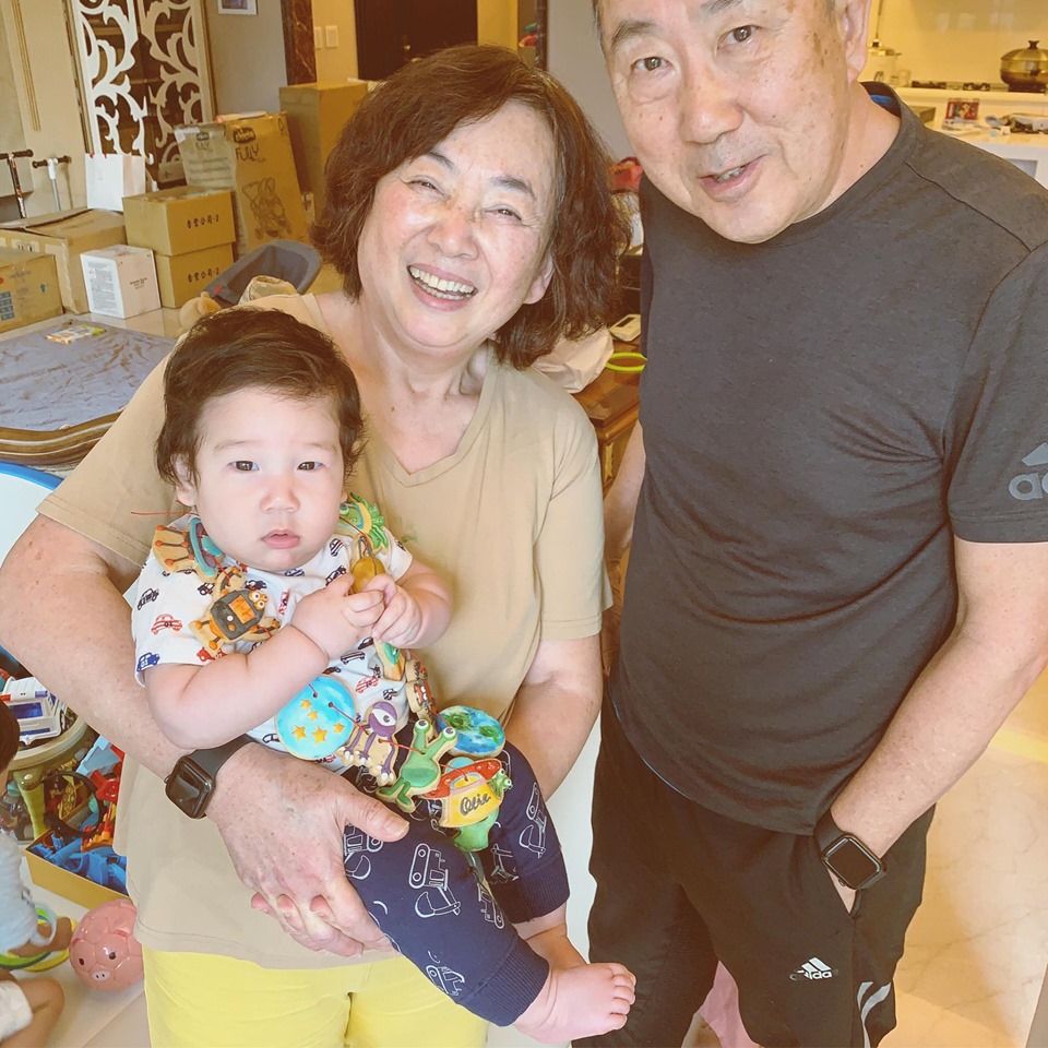 隋棠媽媽「年輕舊照遭起底」網喊：基因不會騙人！曾送母出國3個月「寵愛有求必應」：長大後要彌補她