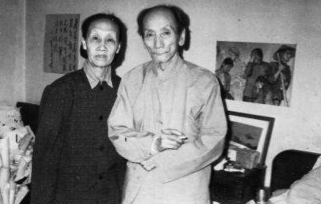 風雨中相愛40年！為保護老公忍痛燒結婚照「夫在懷裡離去」　15年後「愛人忌日當天走了」用一生詮釋愛情