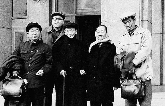 風雨中相愛40年！為保護老公忍痛燒結婚照「夫在懷裡離去」　15年後「愛人忌日當天走了」用一生詮釋愛情