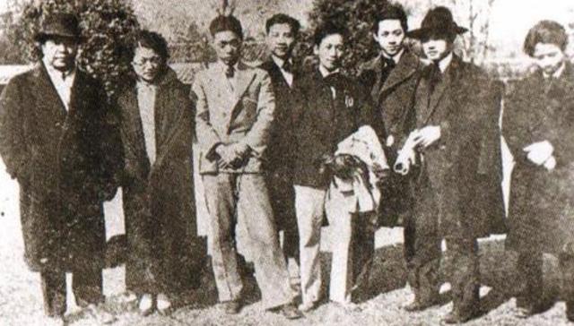 風雨中相愛40年！為保護老公忍痛燒結婚照「夫在懷裡離去」　15年後「愛人忌日當天走了」用一生詮釋愛情