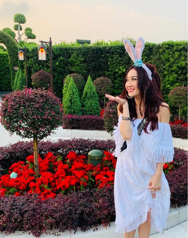 最強美魔女！54歲溫碧霞「與老公約好不生孩子」　視養子如己出「露香肩美腿如少女」：心態年輕很重要