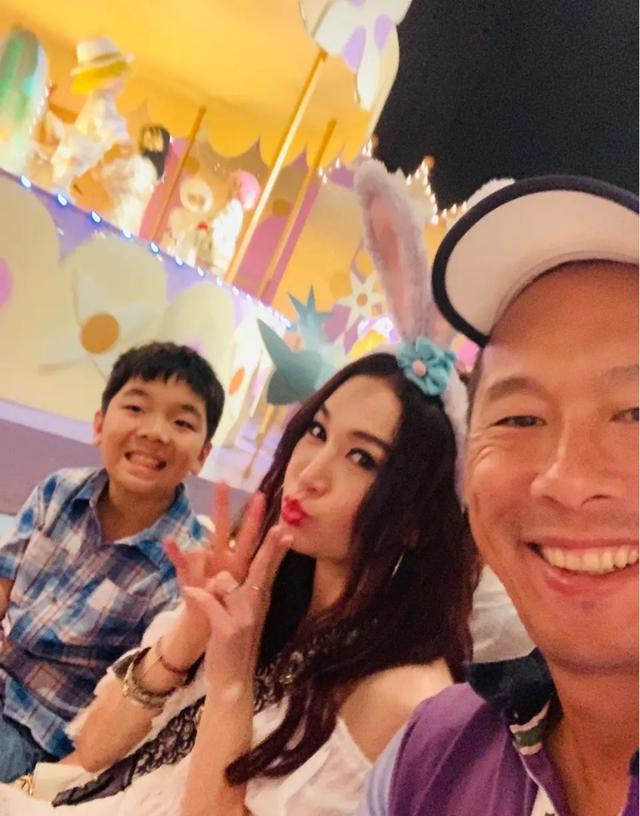 最強美魔女！54歲溫碧霞「與老公約好不生孩子」　視養子如己出「露香肩美腿如少女」：心態年輕很重要