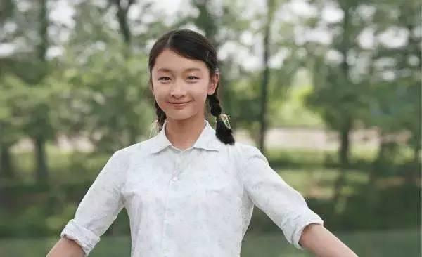 28歲就奪雙影后！3歲父逝母改嫁「繼父做苦工撐起她的明星夢」　如今身價上億「買豪宅送爸爸」超勵志