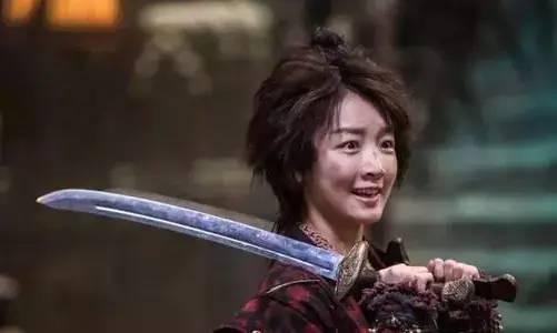 28歲就奪雙影后！3歲父逝母改嫁「繼父做苦工撐起她的明星夢」　如今身價上億「買豪宅送爸爸」超勵志