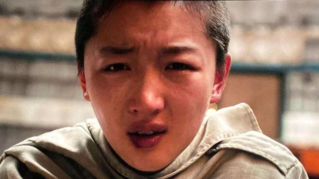 28歲就奪雙影后！3歲父逝母改嫁「繼父做苦工撐起她的明星夢」　如今身價上億「買豪宅送爸爸」超勵志