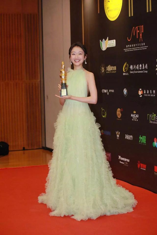 28歲就奪雙影后！3歲父逝母改嫁「繼父做苦工撐起她的明星夢」　如今身價上億「買豪宅送爸爸」超勵志