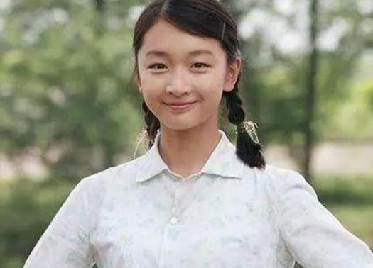 28歲就奪雙影后！3歲父逝母改嫁「繼父做苦工撐起她的明星夢」　如今身價上億「買豪宅送爸爸」超勵志