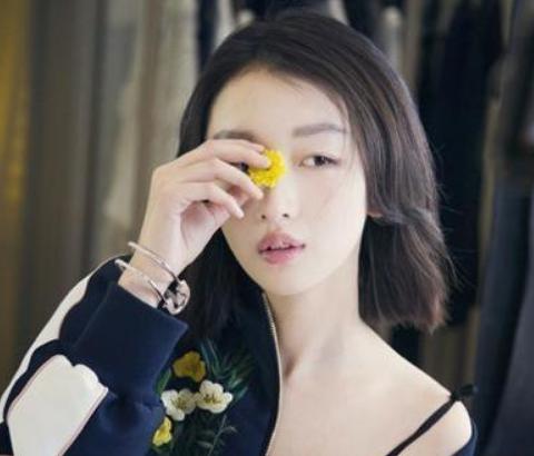 28歲就奪雙影后！3歲父逝母改嫁「繼父做苦工撐起她的明星夢」　如今身價上億「買豪宅送爸爸」超勵志