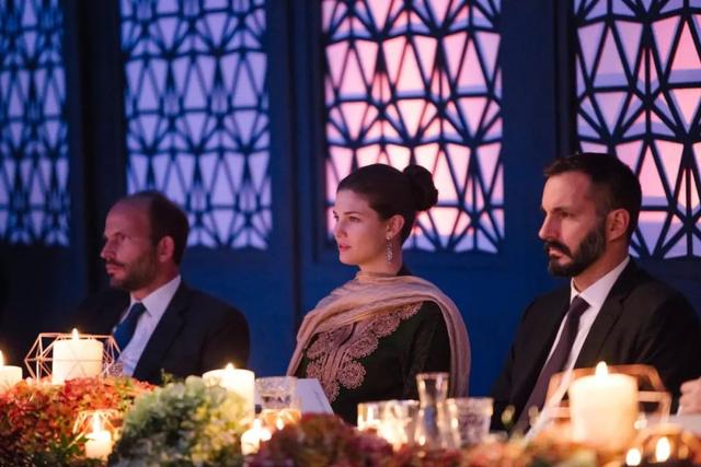 亞洲最美王妃復出！24歲嫁入世界最富有王室，生完二胎重回T台：「婆家很有錢，關我什麼事」