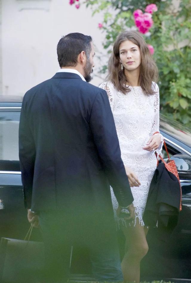 亞洲最美王妃復出！24歲嫁入世界最富有王室，生完二胎重回T台：「婆家很有錢，關我什麼事」