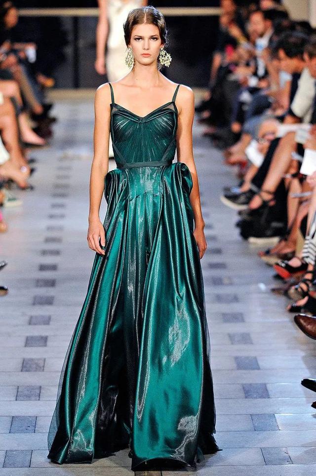 亞洲最美王妃復出！24歲嫁入世界最富有王室，生完二胎重回T台：「婆家很有錢，關我什麼事」