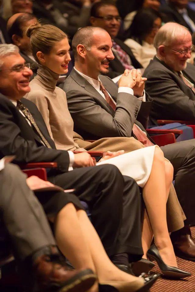 亞洲最美王妃復出！24歲嫁入世界最富有王室，生完二胎重回T台：「婆家很有錢，關我什麼事」