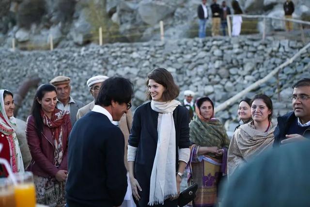 亞洲最美王妃復出！24歲嫁入世界最富有王室，生完二胎重回T台：「婆家很有錢，關我什麼事」