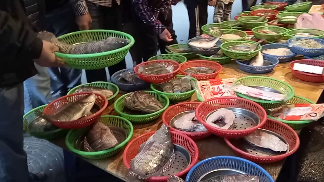 從來沒看過！老闆好心送「那個魚」人夫跳針狂問：哪個？　內行人笑曝身分「酥炸很涮嘴」