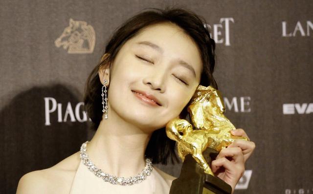 28歲就奪雙影后！3歲父逝母改嫁「繼父做苦工撐起她的明星夢」　如今身價上億「買豪宅送爸爸」超勵志