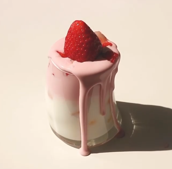 仙女的飲料！南韓最新「400次草莓奶泡」滿滿少女心　可愛好拍「2步驟端上桌」有初戀的味道❤