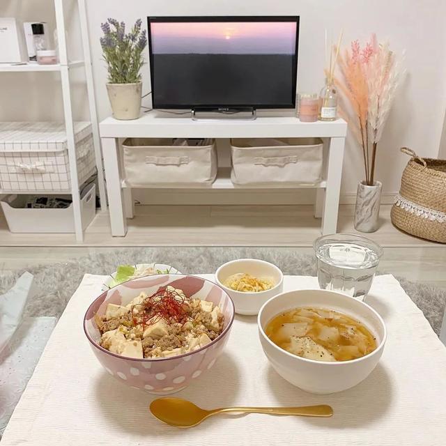 原來一個人過也可以很酷!單身女「獨居7.5坪公寓」引萬人圍觀,「超精緻內部布置」溫馨又舒適