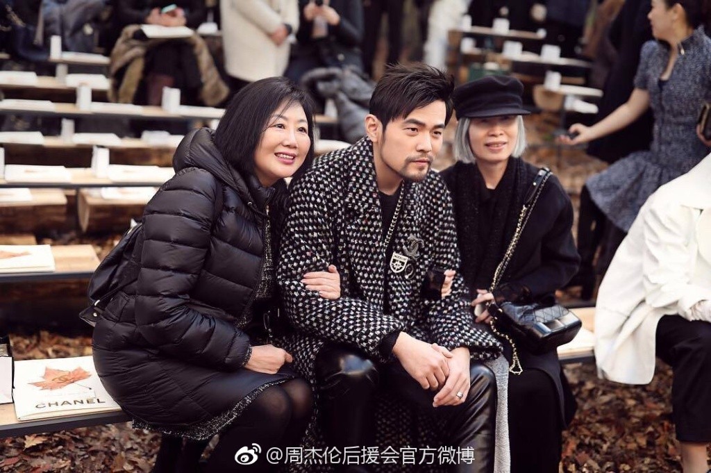 把媽媽寵成公主！周杰倫「公主抱葉惠美」甜喊：全天下最重要的人　婚後堅持與母同住「陪她做想做的事」報答養育恩
