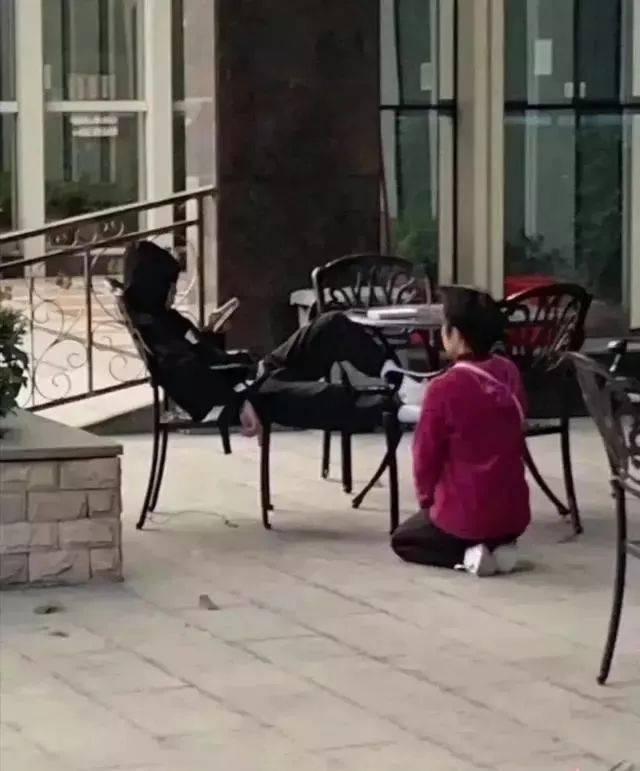 慈母多敗兒！媽媽「當街下跪1小時」求9歲兒子上學，卻被兒子拍照傳網上炫耀：天天好心情