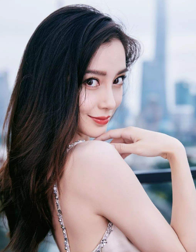 美貌遺傳自父母！baby爸媽「年輕舊照曝光」超養眼， 父親俊美如男神「母女表情似複製粘貼」