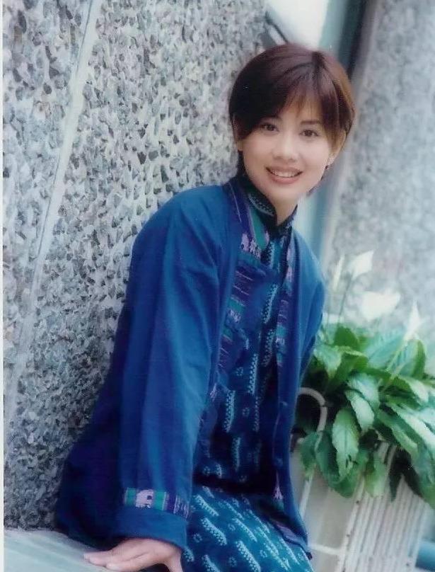 苦盡甘來！49歲「兒歌天后」陳松伶曾被騙破產患抑鬱「嫁小8歲老公結婚9年未生子」近照凍齡被寵成公主