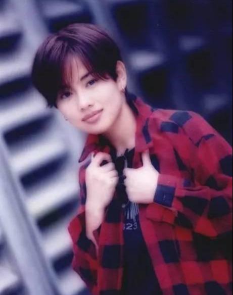 苦盡甘來！49歲「兒歌天后」陳松伶曾被騙破產患抑鬱「嫁小8歲老公結婚9年未生子」近照凍齡被寵成公主